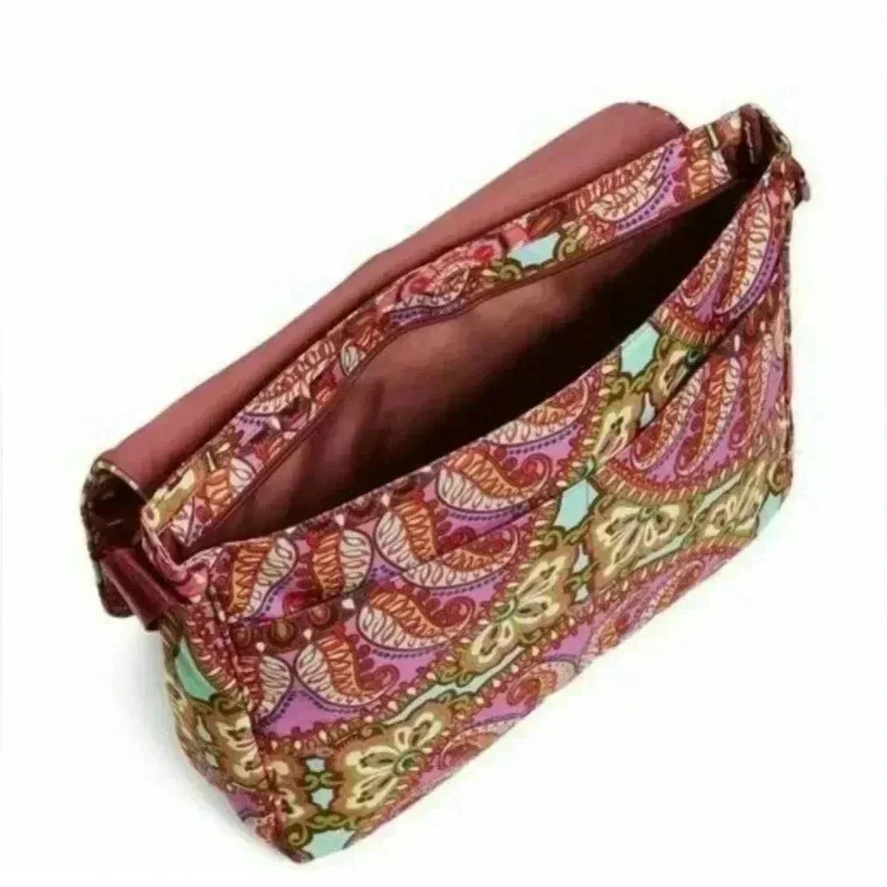 Vera Bradley essential messenger bag resort medallion